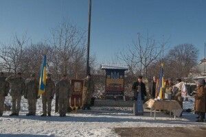 Сім'я, що воювала, встановила пам’ятний знак загиблим воїнам АТО/ООС у себе на подвір’ї 