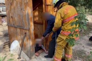 Жінка провалилася в туалет, довелось витягувати мотузками