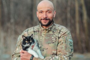 «Заходять у бліндаж колумбієць, італієць, українець…»