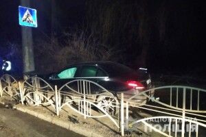 У Луцьку Mercedes влетів у стовп: постраждала водійка (Фото)