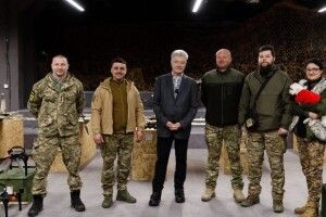 Нема часу для втоми: Порошенко передав дрони у підрозділи, де воюють нардепи восьмого скликання