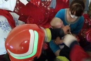 Півторарічний хлопчисько запхав руку в шатківницю
