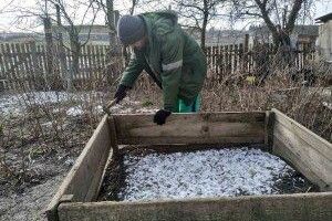 Теплицю варто закладати уже і накривати пальтами