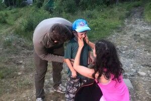 Відео дня: мить зустрічі батьків із сином, який загубився в Карпатах