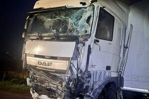 На Ковельській трасі п'яний водій фури врізався в бетонну перешкоду, а потім в іншу машину (Фото)