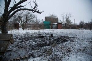 Окупанти обстріляли село: одна міна розірвалася на обійсті селян