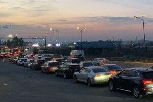 Українці їдуть додому, на виїзді з Польщі на кордоні – черги