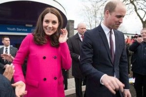 Британці селяться в наметах під  дверима пологового будинку