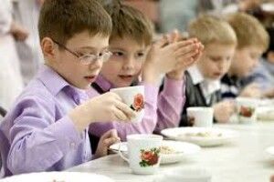 Учнів не харчують, бо розірвали договір з надавачем послуг, який не зміг почати роботу через карантин у школі