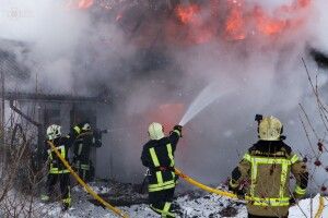 Луцькі вогнеборці не дали полум'ю перекинутись на житловий будинок (Відео)
