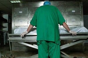 У райцентрі на Волині патологоанатом смажив печінку на робочому місці