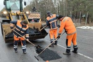 Скористались сприятливою погодою: на дорогах Волині роблять «ямковий» ремонт