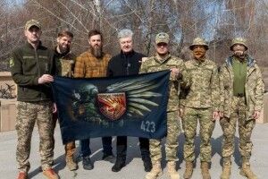 Порошенко привіз дрони та засоби РЕБ батальйону безпілотних систем на південний фронт