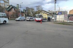 У Луцьку пасажир тролейбуса бив вікна і лаявся з людьми