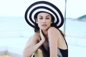 Дівчина Джеймса Бонда приїхала до рідного Бердянська покупатися в Азовському морі