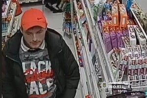 Лучан просять впізнати особу грабіжника, якого зафіксували камери відеонагляду (Фото) 