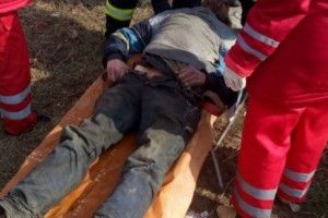 Діти врятували безхатька, який застряг у каналізаційному люку