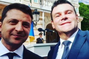 «Люблю чоловіків красивих»: помічник нардепа від «Слуги народу» пропонував поліцейським оральний секс (Відео 18+)