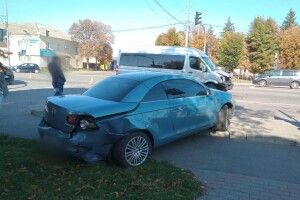 Автомобіль внаслідок ДТП відкинуло на зупинку з людьми: постраждала молода жінка (Фото)
