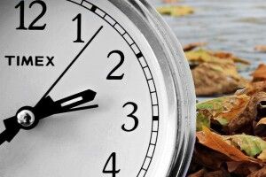 Україна знову переходить на зимовий час: коли та куди переводити годинники