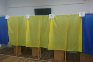 За 10 хвилин до закінчення голосування ОПОРА фіксує агітацію, нестачу кабінок та повідомляє про конфуз із підписом за іншу особу