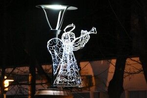 Луцьк почали прикрашати до новорічних свят (Фото)