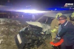На Рівненщині у потрійну ДТП потрапило подружжя з трирічною дитиною (Відео)