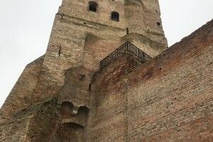 Вандали розмалювали стіну Луцького замку