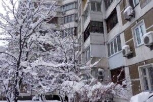 Чоловік вистрибнув із сьомого поверху, рятуючись від озброєного ножем товариша по чарці