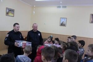 Поліцейські напередодні Різдва відвідали вихованців центру реабілітації (Фото)