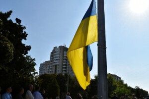 Над Луцьком замайорів найбільший прапор області