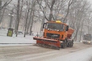 На автошляхах Рівненщини працює снігоочисна техніка (Фото)