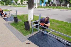 У Ківерцях поремонтували лавки