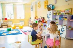 Дворічний хлопчик повернувся з дитсадка з розрізаним язиком, матір звинувачує вихователів (Фото 18+)