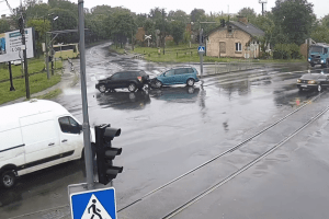 У Луцьку камери зафіксували момент ДТП за участі двох автівок (Відео)
