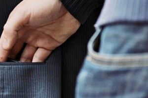 У Львові чоловік обікрав працівника «Укрзалізниці», який спав на лавці біля храму