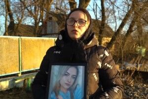 Мертва й оголена лежала на дорозі: у вбивстві 21-річної дівчини підозрюють батька двох дітей (Відео)