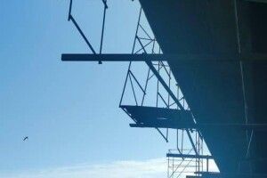 У Володимирі-Волинському злодій викрав металеві конструкції та дошки з-під мосту (Фото)
