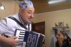 Український ветеринар заспівав разом із собакою «Несе Галя воду»: відео «підірвало» мережу (Відео)