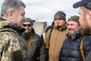 Порошенко пропонує надати соціальні гарантії добровольцям підрозділів тероборони, які створені у громадах