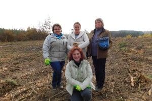 І навіть перша леді Горохівщини одягнула робочі рукавиці та взялася за мотику і відро!