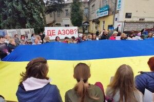 «Поговоріть з нами про «АЗОВ»: у Луцьку відбулась акція на підтримку полонених азовців