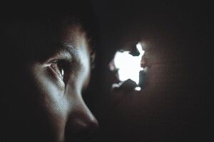 Недоглянутий та у синцях: батьки та брати лупцювали хлопчика з інвалідністю