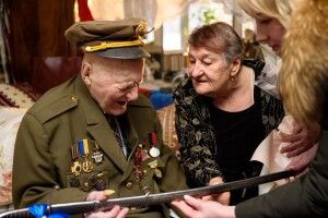 На своє 100-річчя  легендарний воїн УПА подарував Президенту шаблю