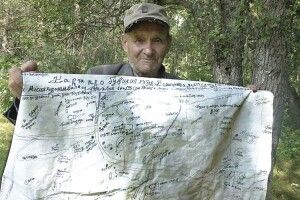 Розгортає чоловік клейонку в редакції, а на ній… намальована карта (Фото, відео)