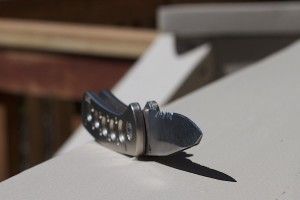 На 12-річну дівчинку напав поліцейський з ножем