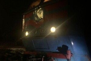Пасажирський потяг на смерть збив двох людей