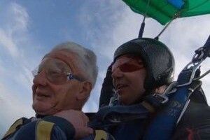 73-річний пенсіонер стрибнув з парашутом