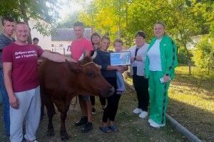 Переселенцям з Донеччини подарували рогату Джавеліну