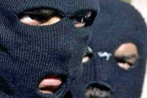Розбійники зв’язали чоловіків скотчем і били їх ломиком